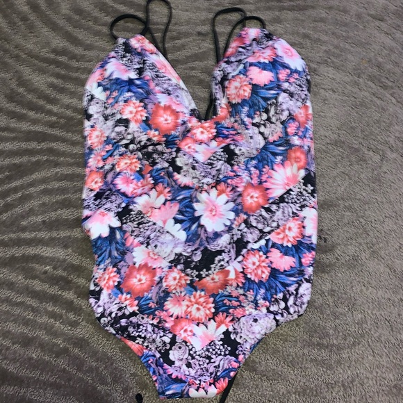 Beach Betty slimming control strapping one piece! - Picture 4 of 7